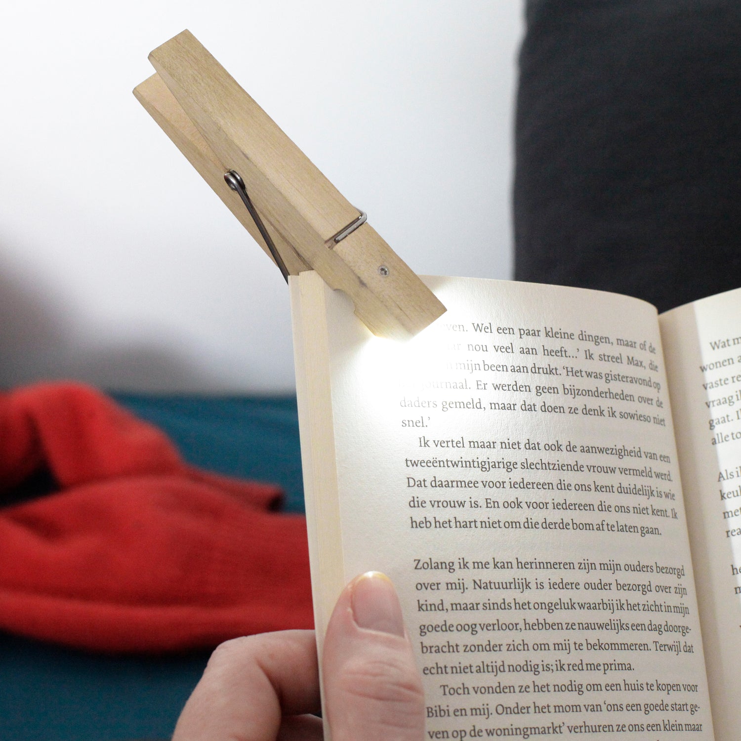 Lampe de lecture en pince à linge en bois