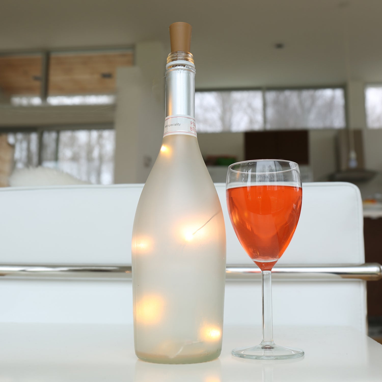 Guirlande lumineuse sur le dessus de la bouteille