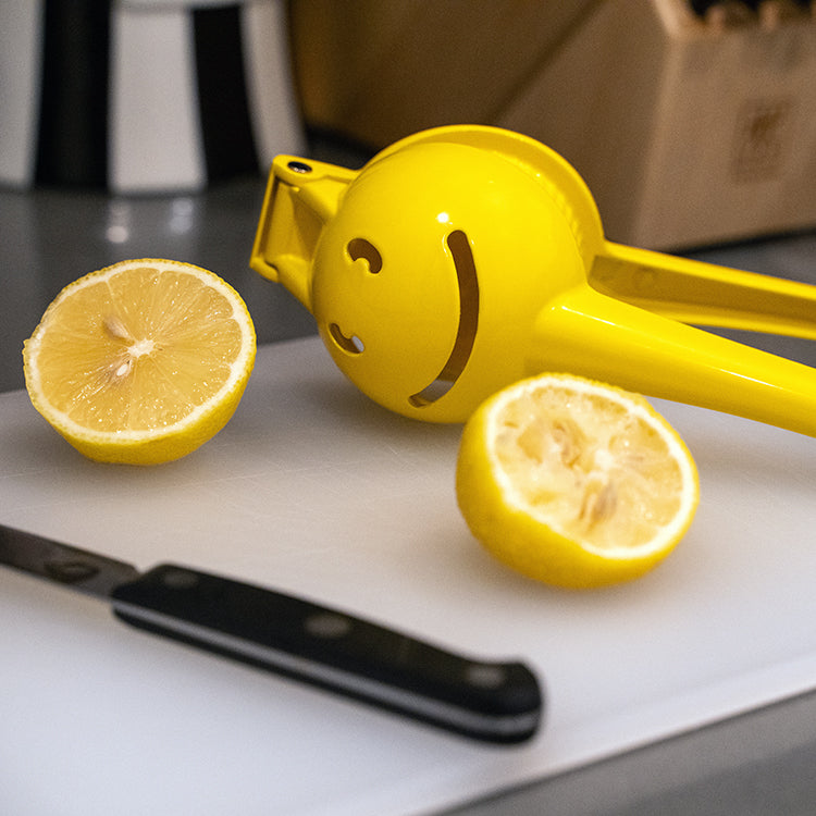 調理器具 smile Smile Citrus Squeezer – Kikkerland Design Inc