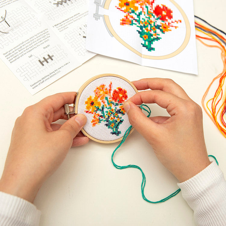 Flowers Mini Cross Stitch Embroidery Kit – Kikkerland Design Inc