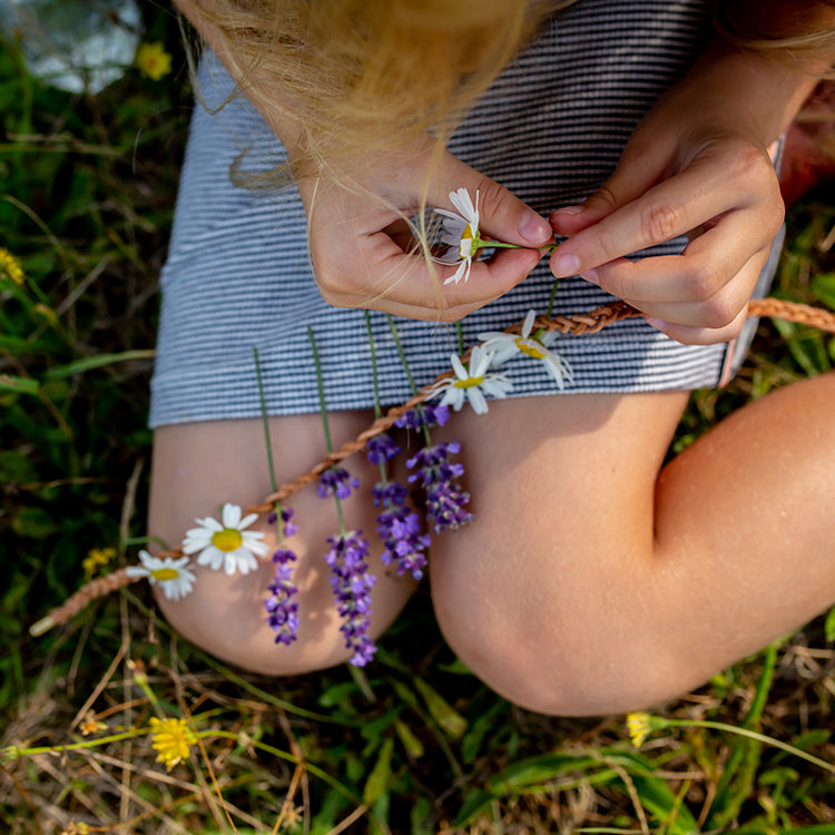 Huckleberry Make Your Own Fresh Flower Necklace – Kikkerland