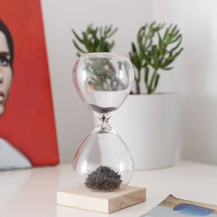 Magnetic Hourglass – Kikkerland Design Inc