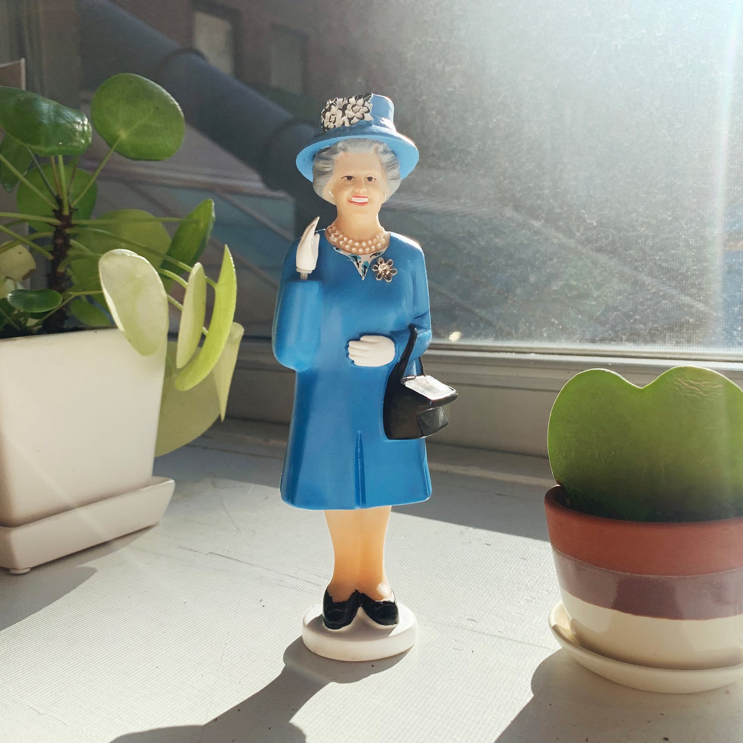 Figurine solaire Reine d'Angleterre - KIKKERLAND
